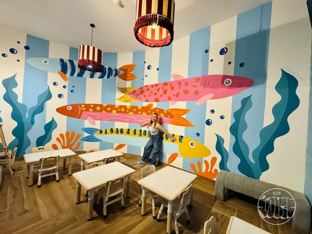 Mural de peces en una cafetería infantil