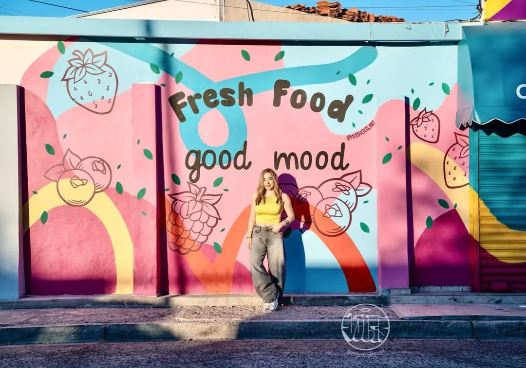 Mural Fresh Food good mood de Miss Volts en la fachada de una frutería