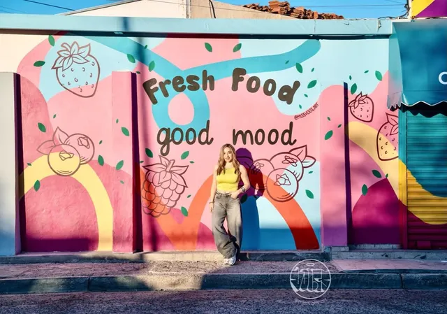 Fachada con el lettering Fresh Food good mood pintado a mano